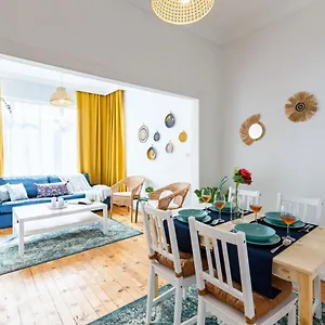 Apartment Colorful Flat With Excellent Location Near Trendy Attractions In Kadikoy, Istanbul