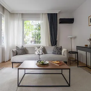 Apartment Your Oasis In Lively Moda, Near Sea, Istanbul